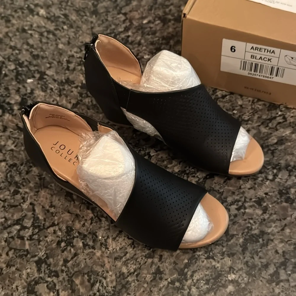 Journee Collection Aretha Black peep toe wedge NIB 6